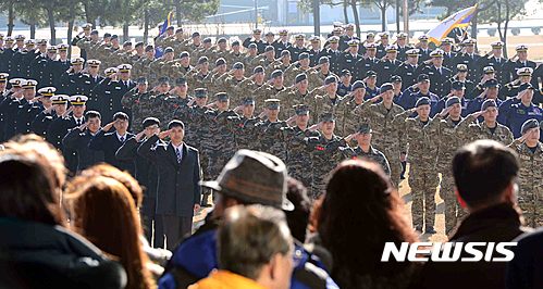 【부산=뉴시스】 하경민 기자= 3일 오전 부산 남구 해군작전사령부 부산작전기지에서 청해부대 23진 최영함(DDH-Ⅱ·4400t급) 장병들이 파병신고를 하고 있다.&nbsp; 네번째 파병길에 오른 23진 최영함은 오는 7월까지 소말리아 해역에서 선박 호송, 해적 퇴치 등의 파병 임무를 수행하게 된다.&nbsp; 23진은 함 승조원을 비롯해 특수전(UDT/SEAL) 요원으로 구성된 검문검색대와 해상작전헬기(LYNX)를 운용하는 항공대, 해병대원으로 구성된 경계대 등 300여 명으로 편성됐다. 2017.01.03.&nbsp; yulnetphoto@newsis.com