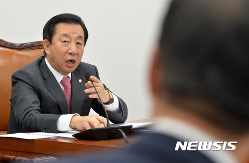 【서울=뉴시스】배훈식 기자 = 김성태 박근혜 정부의 최순실 등 민간인에 의한 국정농단 의혹 사건 진상 규명을 위한 국정조사 특별위원장이 3일 오전 서울 여의도 국회 제5회의장에서 열린 전체회의에 참석해 더불어민주당 박범계 간사와 청문회 개최 등 의사일정을 두고 설전을 벌이고 있다. 2017.01.03. dahora83@newsis.com