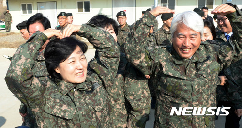 【파주=뉴시스】박주성 기자 = 더불어민주당 추미애 대표와 백군기 국가안보센터장이 3일 오후 경기도 파주 천호대대를 방문해 훈련중이 장병들에게 머리 위로 하트를 그려 격려하고 있다. 2017.01.03. park7691@newsis.com