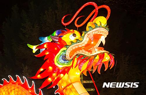 【서울=뉴시스】원추의 ‘오늘의 운세’ 2017년 1월5일 목요일 (음력 12월8일 임진, 소한) ▶쥐띠= ㅇ, ㅈ, ㅎ성씨 처음에 만날 때는 거짓말도 진실로 믿었겠지만 결혼은 현실임을 알아라. 불신은 금물이고 서로 감싸주고 위해주는 미덕이 필요할 듯. 4, 6, 8, 11월생 섣불리 현혹되지 말고 자신의 일에 충실하는 것이 좋을 수. ▶소띠= 2, 10, 12월생 사업에서는 강하나 애정적으로는 여리다. 공만큼 사에도 관심을 기울여라. ㅈ, ㅊ, ㅍ성씨 쓸 때는 좋겠으나 후회가 뒤따르니 카드, 현금 관리 신중히 함이 좋을 듯. 사랑의 상처는 곧 아물 때이다. 결단이 필요함. ▶범띠= 8, 10, 11, 12월생 답답함만 가득하여 의견충돌이 잦으나 의연한 자세로 대화하라. 지금이 전화위복의 시기가 될 수. ㄱ, ㅅ, ㅊ성씨 시집 식구들과 토지, 주택 등 부동산 문제로 다툼이 예상된다. 침착하고 차분하게 논리적으로 설득력을 발휘함이 좋을 수. ▶토끼띠= 시작은 미미했으나 무한히 성장할 저력이 숨겨져 있으니 1, 3, 4월생 사업이나 직장 관계에 성실을 다하라. ㅂ, ㅌ, ㅍ성씨 쥐, 돼지띠에게 부탁한 일이라면 순조롭게 풀릴 수. 가정의 소중함을 깨달아야 할 때. 집안에 우환이 생겨 마음고생 크다. ▶용띠= 7, 8, 9월생 새로운 일이 전개될 수. 마음의 준비가 필요. 신념을 굽히지 말고 과감히 도전하는 것이 좋겠다. 4, 5월생 차 지나간 후 손 흔들지 말고 배필은 한 번의 기회로 잡아라. ㅁ, ㅇ, ㅊ성씨 제 아무리 친한 사이라도 언행 조심. 큰 오해 생긴다. ▶뱀띠= 로마에 가서는 로마법을 따라야 한다. ㄱ, ㅂ, ㅍ성씨 정보화 사회에서 남보다 빨리 정보 수집을 해야 상대보다 한 발 앞설 수 있을 듯. 보수적인 방식은 버려라. 4, 5, 6월생 지름길을 찾아 가려면 부정이 따르기 마련. 현명한 판단을 내려야 할 때이다. ▶말띠= 불황으로 마음이 답답할 수. 쓸 곳은 많은데 융통이 안 되니 근심만 늘어가는 격. 1, 4, 9월생 쥐, 토끼, 닭띠에게 도움을 청하라. ㅂ, ㅌ, ㅊ성씨 남녀관계 애정관계 지혜롭게 해결해야 할 때. 자신감을 가짐이 좋을 듯. 서남쪽에 명약 중 명약이 있다. ▶양띠= 지금은 현상유지가 급선무. 4, 7, 8월생 차 한 잔의 여유와 향취를 음미하면서 지혜의 길을 뚫어라. ㄱ, ㅈ, ㅌ성씨 사업을 하는 사람은 가까운 사람으로부터 구설이 있을 듯. 매사에 세심한 신경을 기울여야 할 때. 정신안정을 위해 내것 내가 챙겨라. ▶원숭이띠= 8, 9, 10월생 가족들의 마음을 하나로 뭉쳐야 할 때. 제각기 따로 행동한다면 일을 처리하기 어려울 듯. 마음은 금방이라도 부자가 될 것 같으나 노력이 뒤따르지 않는구나. ㄷ, ㅊ, ㅎ성씨 오늘은 검정색 의복을 입으면 우울한 하루가 될 수. ▶닭띠= ㅂ, ㄴ, ㅎ성씨 말없는 노력파이나 쉽게 포기하는 상태이니 사업도 인맥을 잇지 못하는 상태. 인내와 의지 속에 일을 추진한다면 소기의 목적 달성할 듯. 1, 9, 11월생 확장은 시기상조이니 내실을 기하라. 남자 홀수 생일 자는 사업 변동수 있다. ▶개띠= 6, 7, 9월생 신의를 가지고 본분을 잃어서는 안 된다. 가까운 눈보다는 먼눈이 무섭다는 것을 명심하고 신중을 기하라. ㅅ, ㅁ, ㅊ성씨 부부간이 함께 활동하는 것이 좋으나 오해 받아 고심할 수 있으니 조심함이 좋겠다. 돼지, 소띠에게 관심 멀어질 듯. ▶돼지띠= 71년생 ㄷ, ㅈ, ㅎ성씨 아들 기다리는 딸 넷 가진 아빠가 아내 임신소식을 들은 것처럼 긴장된 한 해가 될 듯. 2, 3, 6월생 성급한 마음 버리고 서서히 추진하라. 서북쪽에 있는 사람과 약속한 일 성사될 수. ㄴ, ㅇ, ㅍ성씨 애정의 난 있겠다. 구삼원 원장 02-959-8493, 010-5584-9393