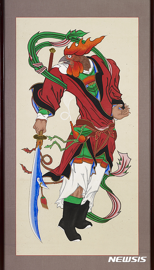 【서울=뉴시스】십이지신장 닭신 미기라 대장(十二支神將 酉神 迷企羅 大將), 1977년, 만봉(1910~2006) 작. 12지 신장은 불교의 약사여래, 즉 중생의 질병을 고쳐주는 부처를 모시는 장수 열둘이다. 그 중 세 번째인 미기라(범어 Mihira)은 닭의 모습이다. (사진=국립민속박물관 제공)