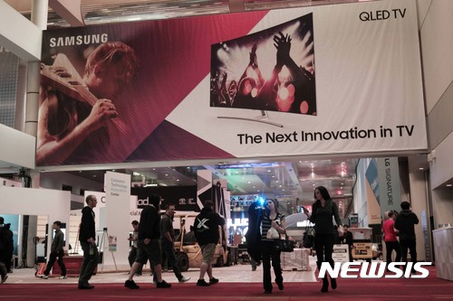 【서울=뉴시스】삼성전자가 5일부터 8일까지(현지시간) 미국 라스베이거스에서 열리는 세계 최대 전자 전시회 'CES 2017'에서 참가 업체 중 가장 큰 2,600㎡(약 790평) 규모의 전시관을 마련하고, 소비자 삶을 변화시킬 혁신 제품과 미래 기술을 선보인다고 4일 밝혔다. 사진은 삼성전자 전시관 옥외 광고. 2017.01.04. (사진=삼성전자 제공) photo@newsis.com