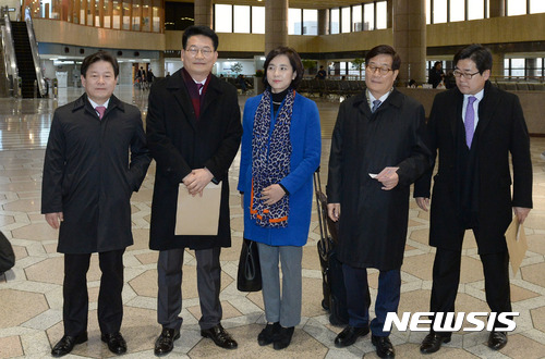 【서울=뉴시스】권현구 기자 = 송영길 등 더불어민주당 의원들이 중국 공산당 고위 관계자들을 만나 사드(고고도미사일방어체계·THAAD) 배치 결정에 따른 한한령(限韓令·한류 금지령) 문제를 논의하기 위해 4일 오전 서울 강서구 김포국제공항을 통해 출국하고 있다.&nbsp; 왼쪽부터 더불어민주당 정재호, 송영길, 유은혜, 신동근, 박찬대 의원. 2017.01.04.&nbsp; stoweon@newsis.com