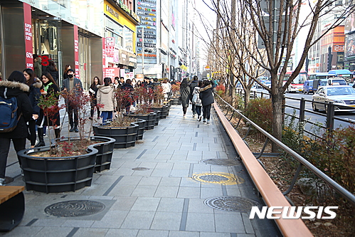 【서울=뉴시스】불법노점상이 사라져 쾌적한 보행환경이 만들어진 강남대로 풍경.&nbsp; (사진 = 서초구청 제공)&nbsp; photo@newsis.com