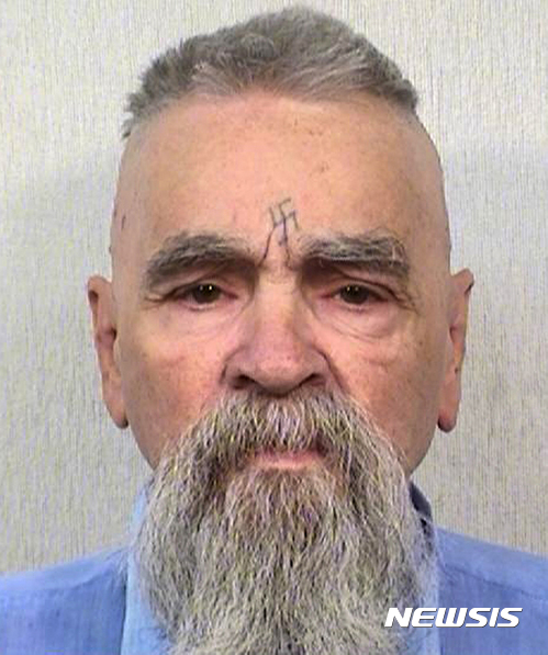 【AP/뉴시스】 = 2014년 10월 캘리포니아 교정당국이 공개했던 찰스 맨슨의 사진. 그는 올 1월 3일 급환으로 교도소 밖의 병원에 입원했다는 일부 보도가 나왔지만 7일 현재 귀환해 있으며 발병등 의료정보는 공개할 수 없다고 교도소 측은 밝혔다.