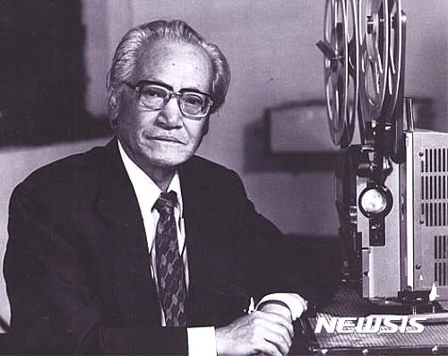 【서울=뉴시스】한국영상자료원은 한국영화사의 거장 유현목 감독의 작품세계를 살펴볼 수 있는 박물관 전시 및 영화 상영 프로그램을 선보인다고 4일 밝혔다. 유현목 감독. 2017.1.4(사진=한국영상자료원 제공)&nbsp;&nbsp; photo@newsis.com 