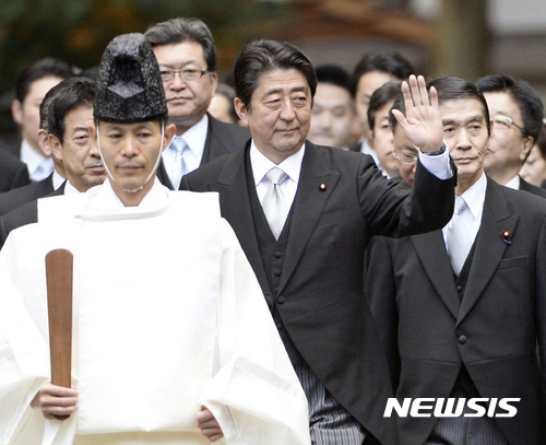 【미에=AP/뉴시스】아베 신조(安倍晋三) 일본 총리가 2017년 1월4일 미에(三重)현 이세(伊勢)시에 위치한 이세신궁을 참배하기 위해 경내에 들어서면서 손을 흔들고 있다. 2017.01.04 