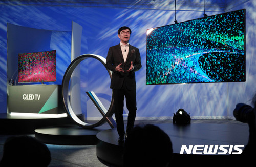 【서울=뉴시스】4일 삼성전자 영상디스플레이사업부 김현석 사장이 미국 라스베이거스 킵 메모리 얼라이브 센터에서 차세대 TV 'QLED'를 소개하고 있다. 2017.01.04. (사진=삼성전자 제공)&nbsp; photo@newsis.com 