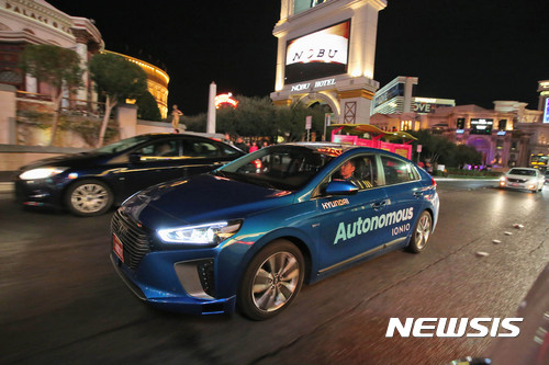 【서울=뉴시스】현대자동차는 아이오닉 자율주행차가 미국 라스베이거스 컨벤션 센터 주변 도심 구간에서 야간 자율주행을 실시, 기술 시연을 성공했다고 4일 밝혔다.&nbsp; 사진은 현대차 연구원이 핸들에서 손을 뗀 상황에서도 아이오닉 자율주행차가 야간 라스베이거스 도심을 스스로 운전하고 있는 모습. 2017.01.04. (사진=현대자동차 제공)&nbsp; photo@newsis.com