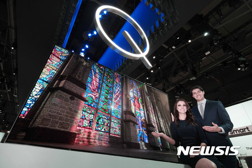 【서울=뉴시스】4일 삼성전자 모델들이 미국 라스베이거스에서 개막하는 세계 최대 전자 전시회 'CES 2017'에서 차세대 TV 'QLED'를 소개하고 있다. 2017.01.04. (사진=삼성전자 제공)&nbsp; photo@newsis.com