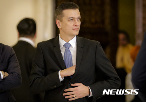 【부쿠레슈티=AP/뉴시스】루마니아의 소린 그린데아누 신임 총리가 4일(현지시간) 부쿠레슈티 국회의사당에서 열린 취임식에 참석하고 있다. 2016.1.5. 