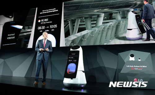 【서울=뉴시스】최동준 기자 = LG전자가 4일(현지시각) 미국 라스베이거스 만달레이베이호텔에서 개최한 프레스 컨퍼런스에서 미국법인 마케팅총괄 데이비드 반더월 부사장이 로봇 제품들을 최초로 공개하고 있다. 2017.01.05. (사진=LG전자 제공)&nbsp; photo@newsis.com