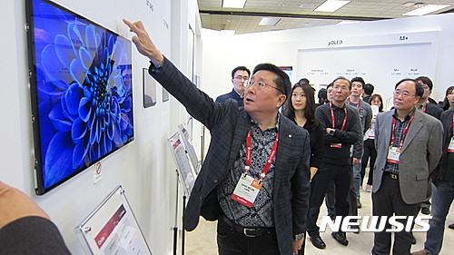 LGD한상범부회장 CES현장점검