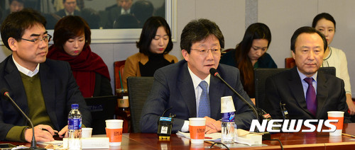 【서울=뉴시스】박주성 기자 = 유승민 의원이 5일 오전 서울 여의도 국회 의원회관에서 열린 개혁보수신당(가칭) 창당 준비회의에 참석해 민주당의 사드 관련 중국 방문과 관련해 발언하고 있다. 2017.01.05.&nbsp; park7691@newsis.com