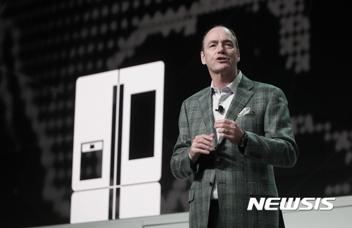 【서울=뉴시스】4일(현지시각) 미국 라스베이거스에서 열린 삼성전자 CES 2017 프레스 컨퍼런스에 참석한 삼성전자 미국 법인 팀 백스터 부사장이 삼성전자의 IoT 강화 방안에 대해 설명하고 있다. 2017.01.05. (사진=삼성전자 제공)&nbsp; photo@newsis.com 