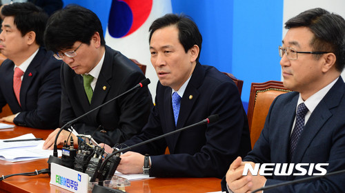 【서울=뉴시스】박주성 기자 = 5일 오전 서울 여의도 국회 더불어민주당 원내대표실에서 열린 정책조정회의에서 우상호 원내대표가 모두발언을 하고 있다.&nbsp; 이날 우상호 원내대표는 반기문 전 유엔 사무총장에 대해 "이명박의 사람들과 함께 할 것이라면 정치하지 말라"며 반 전 총장 측과 이명박 전 대통령 측의 연대 움직임에 경계심을 드러냈다. 2017.01.05.&nbsp; park7691@newsis.com