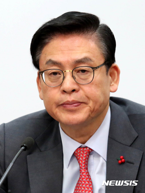 【서울=뉴시스】박진희 기자 = 5일 오전 서울 여의도 새누리당 당사에서 열린 주요당직자회의에 참석한 새누리당 정우택 원내대표가 심각한 표정을 짓고 있다. 2017.01.05.&nbsp; pak7130@newsis.com