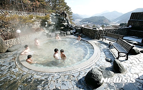 【충주=뉴시스】강신욱 기자 = 충북 충주에는 산행과 관광지를 둘러보며 지친 심신을 풀 수 있는 수안보온천과 앙성온천, 문강온천 등 삼색온천이 인기를 끈다. 2017.01.05. (사진=충주시 제공) photo@newsis.com