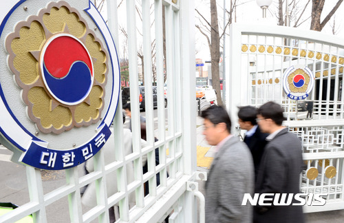 【서울=뉴시스】서울 종로구 정부서울청사에서 공무원들이 오가는 모습. (사진= 뉴시스 DB) photo@newsis.com