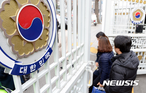 [서울=뉴시스] 서울 종로구 정부서울청사에서 공무원들이 오가는 모습. (사진= 뉴시스 DB) photo@newsis.com