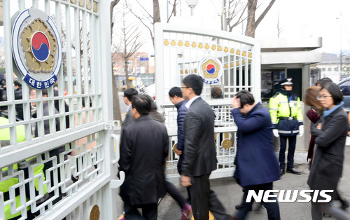 서울 세종로 정부서울청사로 출근하는 공무원들. 뉴시스 DB. 