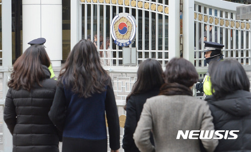 【서울=뉴시스】권현구 기자 = '부정청탁 및 금품 등 수수의 금지에 관한 법률(김영란법)' 시행 100일을 맞은 5일 오후 서울 종로구 정부서울청사에서 공무원들이 점심식사를 하기 위해 밖으로 나서고 있다. 2017.01.05.&nbsp; stoweon@newsis.com