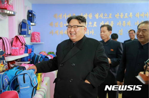 【서울=뉴시스】북한 노동신문은 김정은 국무위원장이 새로 건설된 평양가방공장을 현지지도했다고 5일 보도했다.&nbsp; 이날 시찰에는 안정수 당 중앙위원회 부장, 조용원 당 중앙위원회 부부장, 림준길 당 중앙위원회 부부장이 동행했다. 2017.01.05. (출처=노동신문)&nbsp; photo@newsis.com