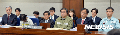 【서울=뉴시스】사진공동취재단 = '국정농단' 사태의 주범인 최순실, 안종범 전 청와대 정책조정수석, 정호성 전 부속비서관이 5일 오후 서울중앙지법 형사합의22부(김세윤 부장판사) 심리로 열린 첫 공판 기일에 피고인 신분으로 출석하고 있다.  국정농단 사태와 관련해 이들 세 사람이 한 자리에 선 건 이번이 처음이다. 2017.01.05.  photo@newsis.com