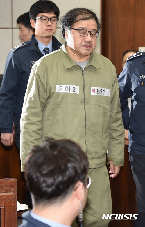 【서울=뉴시스】사진공동취재단 = 안종범 전 청와대 정책조정수석이 5일 오후 서초구 서울중앙지방법원에서 열린 제1회 공판에 출석하고 있다. 2017.01.05. photo@newsis.com