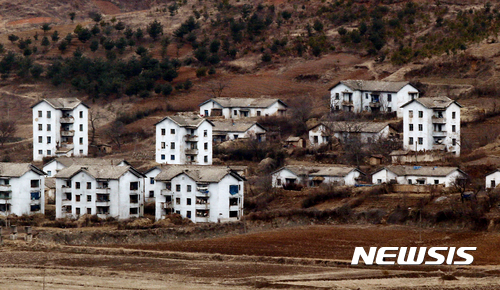 【김포=뉴시스】국회사진기자단 = 5일 오후 경기 김포시 애기 전망대에서 바라본 북한 황해도 개풍군 해멀마을. 2017.01.05. photo@newsis.com