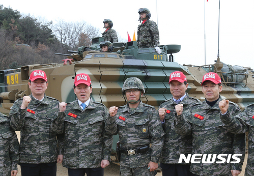 【김포=뉴시스】국회사진기자단 = 5일 오후 경기도 김포시 해병 2사단 상장대대에서 국민의당 의원들이 장갑차 KAAV P7A1 앞에서 파이팅을 외치고 있다. 왼쪽부터 이동섭 의원, 주승용 원내대표, 이승도 해병대 2사단장, 김중로, 이용호 의원. 2017.01.05.&nbsp; photo@newsis.com 