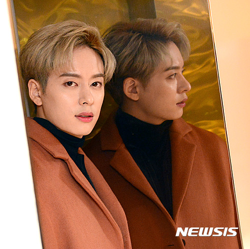 【서울=뉴시스】권현구 기자 = 뮤지컬 '로미오와 줄리엣'에서 로미오 역을 맡은 그룹 보이프렌드 멤버 동현이 29일 오후 서울 종로구 두산아트센터에서 뉴시스와 인터뷰 전 포즈를 취하고 있다. 2017.01.02.&nbsp;&nbsp; stoweon@newsis.com