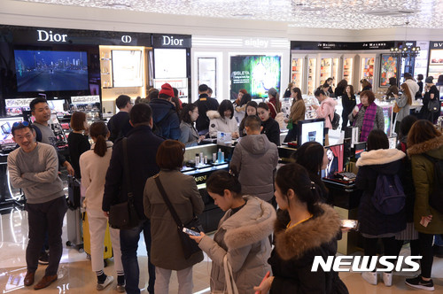 【서울=뉴시스】장세영 기자= 지난해 영업 종료 이후 193일 만의 영업 재개한 서울 송파구 롯데면세점 월드타워점에 5일 오후 많은 쇼핑객들이 쇼핑을 즐기고 있다. 롯데면세점은 우선 350여개 브랜드를 시작으로 브랜드별 준비를 통해 기존 운영 브랜드 대부분을 순차적으로 오픈할 계획으로 지난 2015년 매출 6000억원의 두 배 가량인 1조2000억원의 매출을 올해 달성을 목표하고 있다. 2017.01.05. photothink@newsis.com