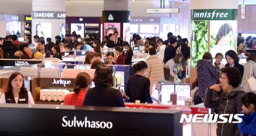 【서울=뉴시스】장세영 기자= 지난해 영업 종료 이후 193일 만의 영업 재개한 서울 송파구 롯데면세점 월드타워점에 5일 오후 많은 쇼핑객들이 쇼핑을 즐기고 있다. 롯데면세점은 우선 350여개 브랜드를 시작으로 브랜드별 준비를 통해 기존 운영 브랜드 대부분을 순차적으로 오픈할 계획으로 지난 2015년 매출 6000억원의 두 배 가량인 1조2000억원의 매출을 올해 달성을 목표하고 있다. 2017.01.05. photothink@newsis.com