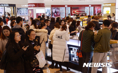 【서울=뉴시스】장세영 기자= 지난해 영업 종료 이후 193일 만의 영업 재개한 서울 송파구 롯데면세점 월드타워점에 5일 오후 많은 쇼핑객들이 쇼핑을 즐기고 있다.&nbsp; 롯데면세점은 우선 350여개 브랜드를 시작으로 브랜드별 준비를 통해 기존 운영 브랜드 대부분을 순차적으로 오픈할 계획으로 지난 2015년 매출 6000억원의 두 배 가량인 1조2000억원의 매출을 올해 달성을 목표하고 있다. 2017.01.05.&nbsp; photothink@newsis.com