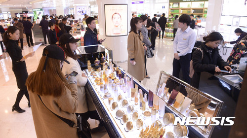 【서울=뉴시스】장세영 기자= 지난해 영업 종료 이후 193일 만의 영업 재개한 서울 송파구 롯데면세점 월드타워점에 5일 오후 많은 쇼핑객들이 쇼핑을 즐기고 있다.&nbsp;&nbsp; 롯데면세점은 우선 350여개 브랜드를 시작으로 브랜드별 준비를 통해 기존 운영 브랜드 대부분을 순차적으로 오픈할 계획으로 지난 2015년 매출 6000억원의 두 배 가량인 1조2000억원의 매출을 올해 달성을 목표하고 있다. 2017.01.05.&nbsp;&nbsp;&nbsp; photothink@newsis.com