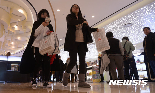 【서울=뉴시스】장세영 기자= 지난해 영업 종료 이후 193일 만의 영업 재개한 서울 송파구 롯데면세점 월드타워점에 5일 오후 많은 쇼핑객들이 쇼핑을 즐기고 있다. 롯데면세점은 우선 350여개 브랜드를 시작으로 브랜드별 준비를 통해 기존 운영 브랜드 대부분을 순차적으로 오픈할 계획으로 지난 2015년 매출 6000억원의 두 배 가량인 1조2000억원의 매출을 올해 달성을 목표하고 있다. 2017.01.05. photothink@newsis.com