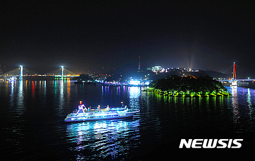 【여수=뉴시스】김석훈 기자 = 전남 여수시(시장 주철현)는 지난해 여수를 찾은 관광객이 1316만명으로 잠정 집계되면서 2년연속 관광객 1300만명을 달성했다고 5일 밝혔다. 사진은 여수밤바다 야경. 2017.01.01. (사진=여수시청 제공)&nbsp;&nbsp; kim@newsis.com&nbsp; 