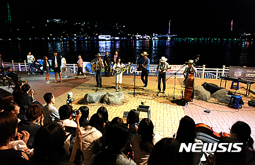 【여수=뉴시스】 여수밤바다 낭만버스킹 장면 2018.05.10. (사진=뉴시스 D/B) photo@newsis.com