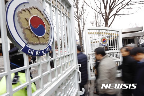 【서울=뉴시스】김병문 학생기자 = '부정청탁 및 금품등 수수의 금지에 관한 법률' 시행 100일을 맞은 5일 오후 서울 종로구 정부서울청사에서 공무원들이 점심식사를 하기 위해 밖으로 나서고 있다. 2017.01.05. dadazon6174@newsis.com