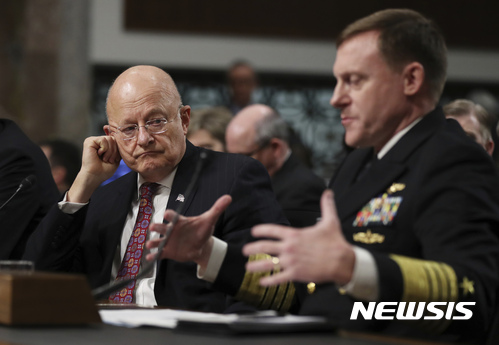 【 워싱턴=AP/뉴시스】제임스 클래퍼 미국 국가정보국장 (DNI·왼쪽)이 5일(현지시간) 워싱턴 상원 군사위 청문회에서 마이클 로저스 국가안보국(NSA)국장의 발언을 듣고 있다. 클래퍼 국장은 이날 러시아의 미 대선 개입 해킹이 확실하다고 증언했다. 2017.01.06