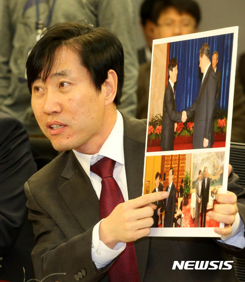 【서울=뉴시스】박진희 기자 = 개혁보수신당(가칭) 하태경 의원은 6일 오전 서울 여의도 국회 의원회관에서 열린 개혁보수신당 창당 준비 회의에 참석, 과거 자신이 방중시 권력서열 1위인 시진핑 국가주석 등을 만난 사진을 꺼내며 “민주당이 얼마나 한중관계에 대해 무지하다는 것을 말해준다”고 발언하고 있다. 더불어민주당 우상호 원내대표는 전날 “역대 대한민국 의원들이 만난 인사 중 가장 고위급 인사인 왕이 중국 외교부장을 만났다”며 “정부가 못하는 것을 야당이 한다”고 말한 바 있다. 2017.01.06. pak7130@newsis.com
