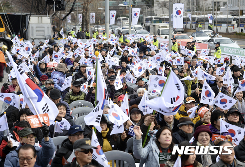 【서울=뉴시스】최진석 기자 = 6일 오후 서울 용산구 전쟁기념관 앞에서 열린 '박근혜 대통령 탄핵 기각 및 계엄령 선포 촉구 집회'에 참석한 보수단체 회원들이 태극기를 흔들며 탄핵 철회와 계엄령 선포 구호를 외치고 있다. 2017.01.06.  myjs@newsis.com