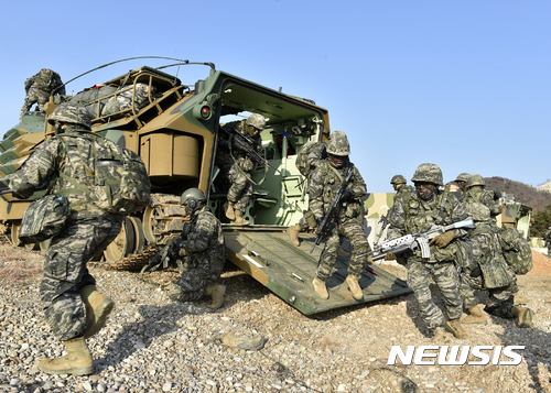 【서울=뉴시스】 해병대 장병들이 상륙돌격장갑차를 이용해 상륙훈련을 하고 있다. (뉴시스DB)