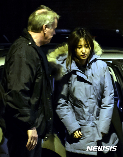 【덴마크=AP/뉴시스】박근혜정부의 국정농단 사태 핵심인물로 꼽히고 있는 최순실의 딸 정유라가 2일(현지시각) 덴마크 알보그 법원에 출석해 구금 연장과 관련 조사를 받은 후 구금 시설로 돌아가고 있다.&nbsp;&nbsp; 현재 구금 중인 정유라는 법원에서 이뤄진 신문에서 “사흘 내에 현지에서의 생활을 정리할 테니 구금을 풀어 주면 자진 귀국하겠다”고 요청했으나, 특검팀은 이를 거부하고 강제송환 절차에 돌입했다. 2017.01.07.