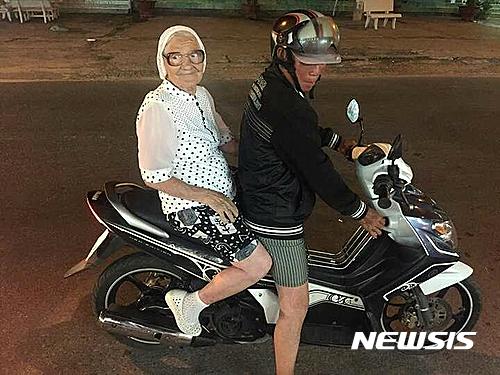 【서울=뉴시스】'회색빛 머리를 휘날리는 유목민(Grey Nomad)'과 같이 전 세계를 여행하는 바바 레나 할머니(89)가 소개됐다. 바바 레나 할머니는 베트남과 태국, 이스라엘 등을 여행하며 낙타를 타고 매콤한 현지음식을 먹으며 황혼기를 즐기고 있다. (사진출처: 인디펜던트) 2016.01.06