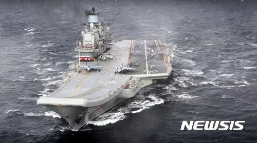 【AP/뉴시스】러시아는 6일 시리아 파견군의 철수를 시작한다고 발표했다. 사진은 4일 러시아 국방부 웹사이트에 올려진 항공모함 쿠츠네초프 제독 호가 동부 지중해에 머물러 시리아 공습을 돕고 있는 모습이다. 2017. 1. 6.&nbsp;&nbsp;&nbsp; 