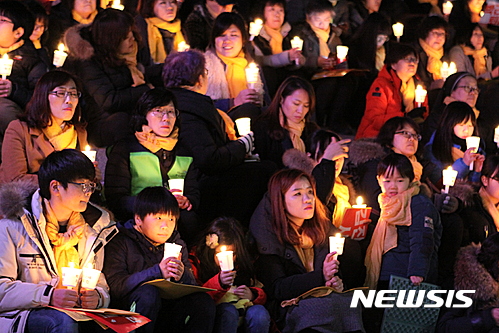 【춘천=뉴시스】한윤식 기자 = 7일 오후 5시부터 강원도청앞 광장에서 열린 4.16 세월호 참사 1000일 추모문화제와 박근혜 즉각퇴진 11차 시국대회에서 시민들이 촛불을 들고 세월호 진상규명과 박근혜 대통령 퇴진과 김진태 의원 사퇴를 촉구하고 있다.2017.01.07.  ysh@newsis.com 