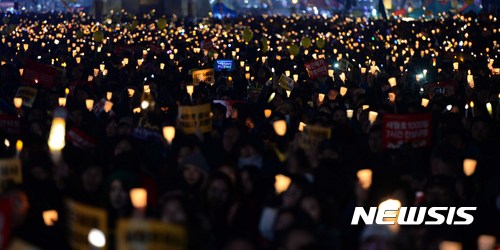 【서울=뉴시스】고범준 기자 = 2017년 정유년(丁酉年) 새해 첫 주말인 7일 오후 서울 종로구 세종대로 광화문 광장에서 열린 박근혜 대통령 즉각 퇴진을 촉구하는 제11차 주말 촛불집회에서 참석자들이 촛블을 들고 있다. 2017.01.07.  bjko@newsis.com