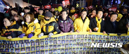 【서울=뉴시스】고범준 기자 = 2017년 정유년(丁酉年) 새해 첫 주말인 7일 오후 서울 종로구 세종대로 광화문 광장에서 열린 박근혜 대통령 즉각 퇴진을 촉구하는 제11차 주말 촛불집회를 마친 박원순 서울시장을 비롯한 시민들이 청와대 방면으로 행진하고 있다. 2017.01.07. bjko@newsis.com